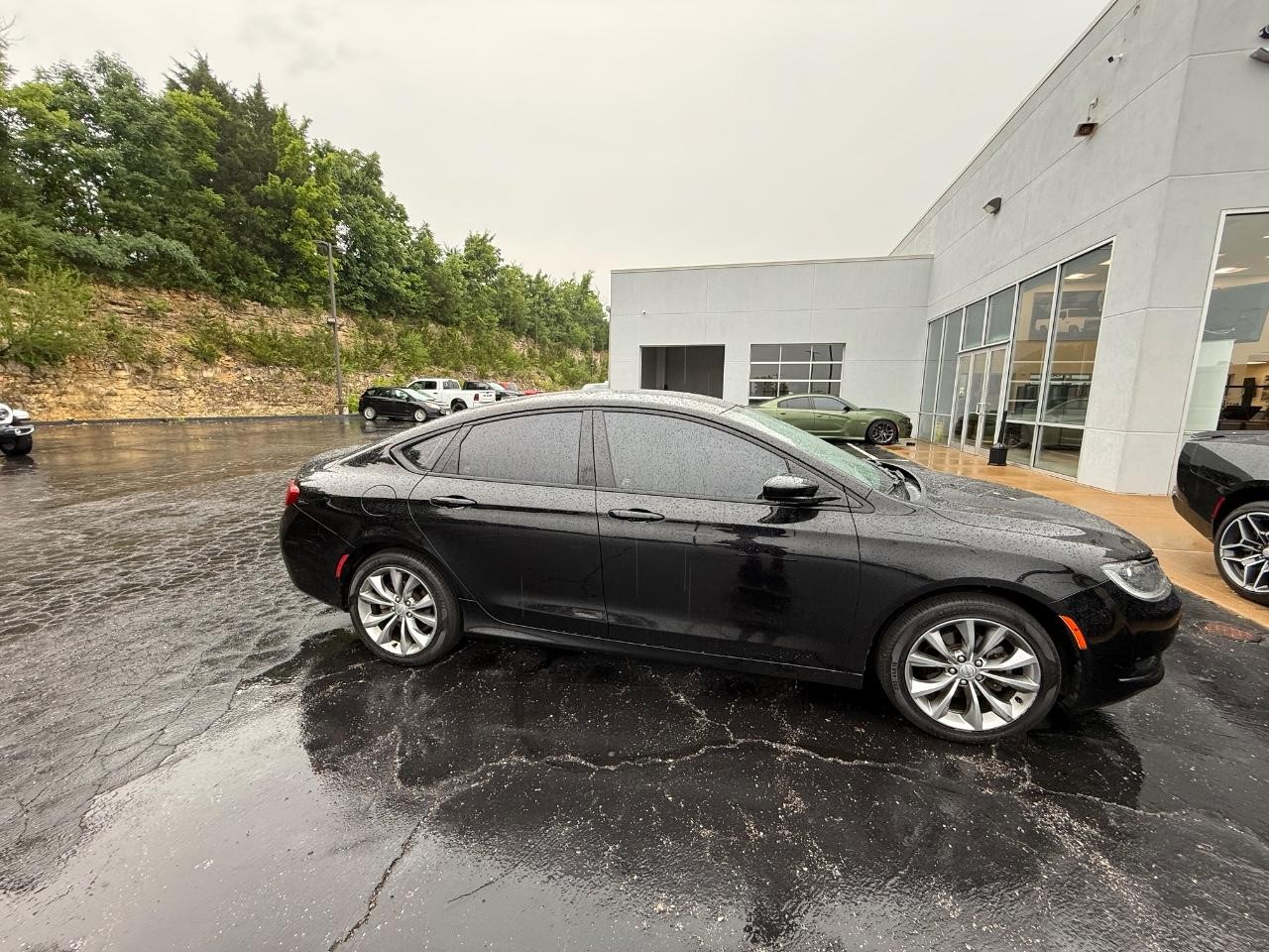Chrysler 200 Vehicle Full-screen Gallery Image 04