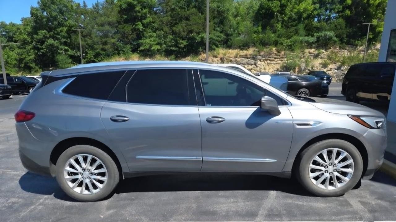 Buick Enclave Vehicle Full-screen Gallery Image 03