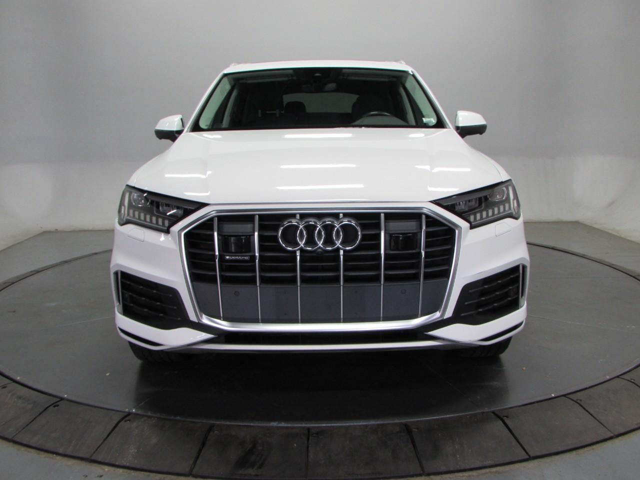 Audi Q7 Vehicle Full-screen Gallery Image 02