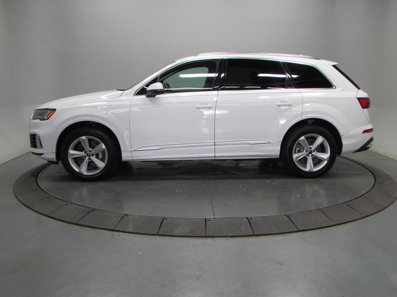 Audi Q7 Vehicle Full-screen Gallery Image 04