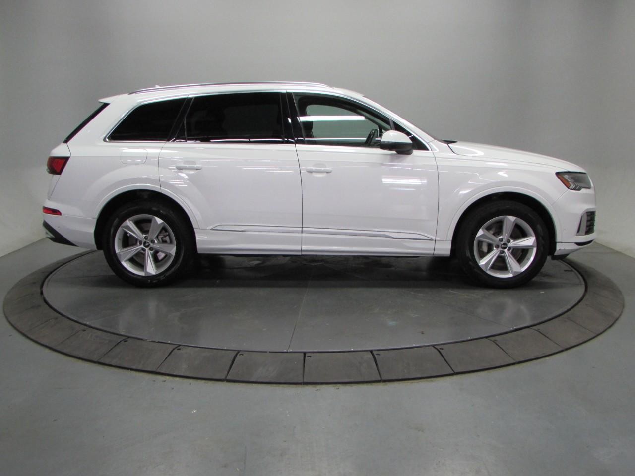 Audi Q7 Vehicle Full-screen Gallery Image 08