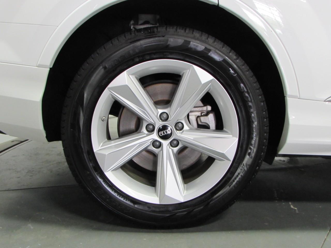 Audi Q7 Vehicle Full-screen Gallery Image 09
