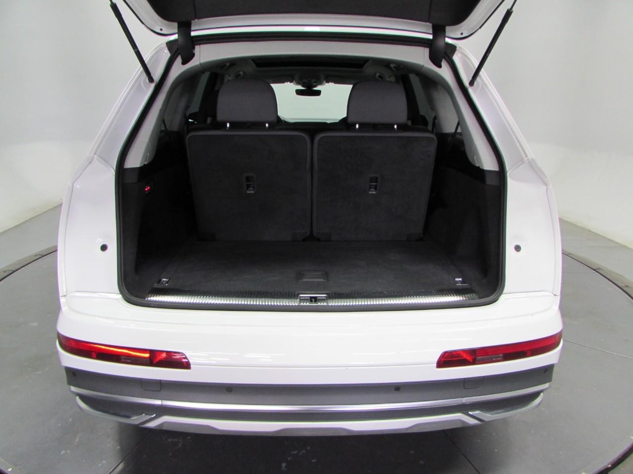 Audi Q7 Vehicle Full-screen Gallery Image 11