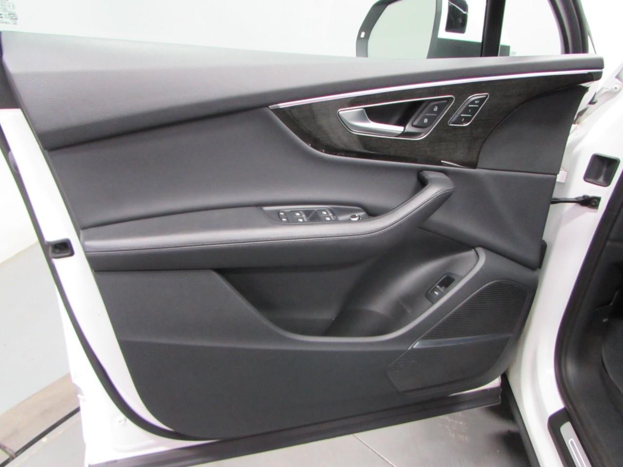Audi Q7 Vehicle Full-screen Gallery Image 12