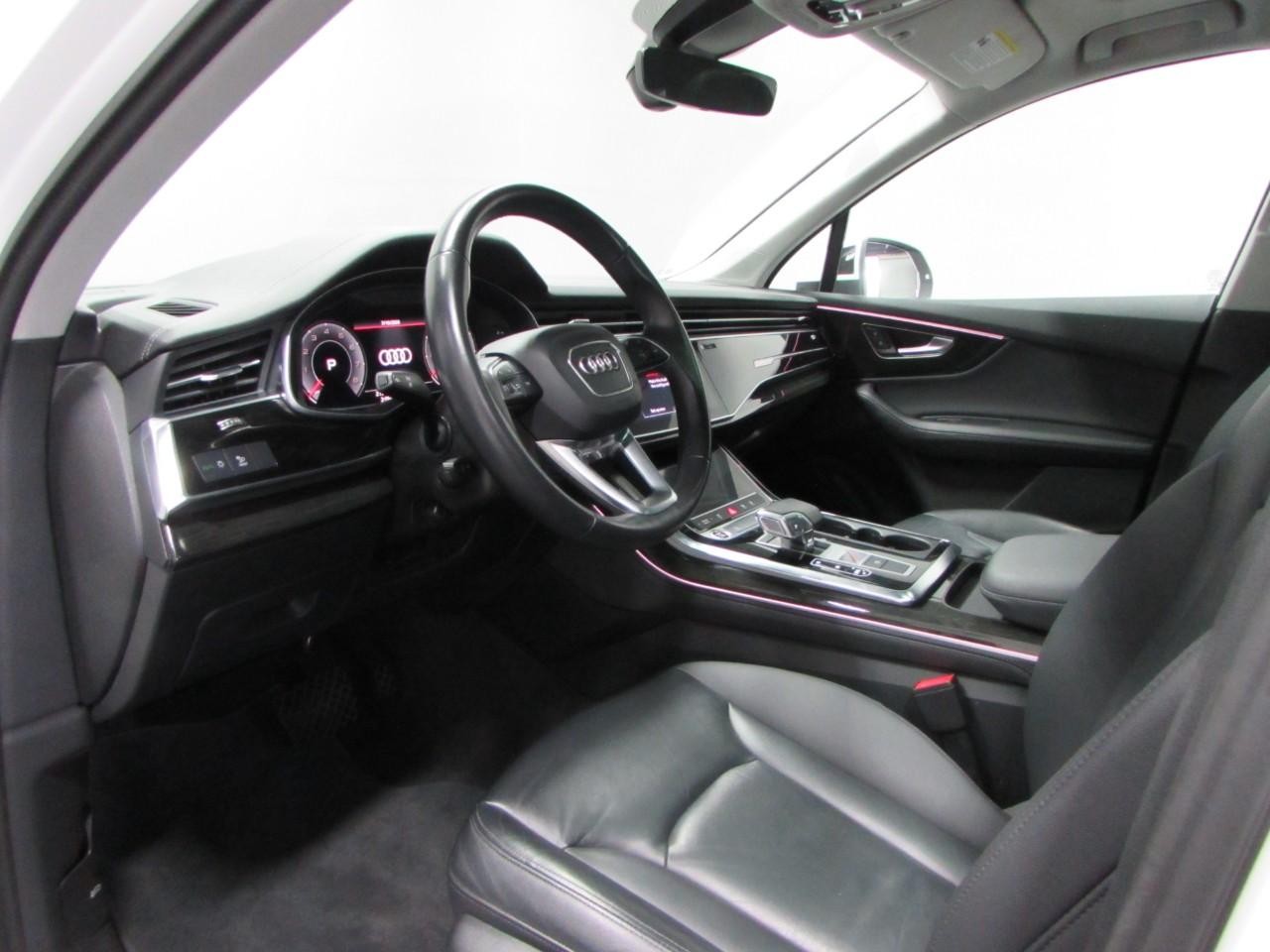 Audi Q7 Vehicle Full-screen Gallery Image 13
