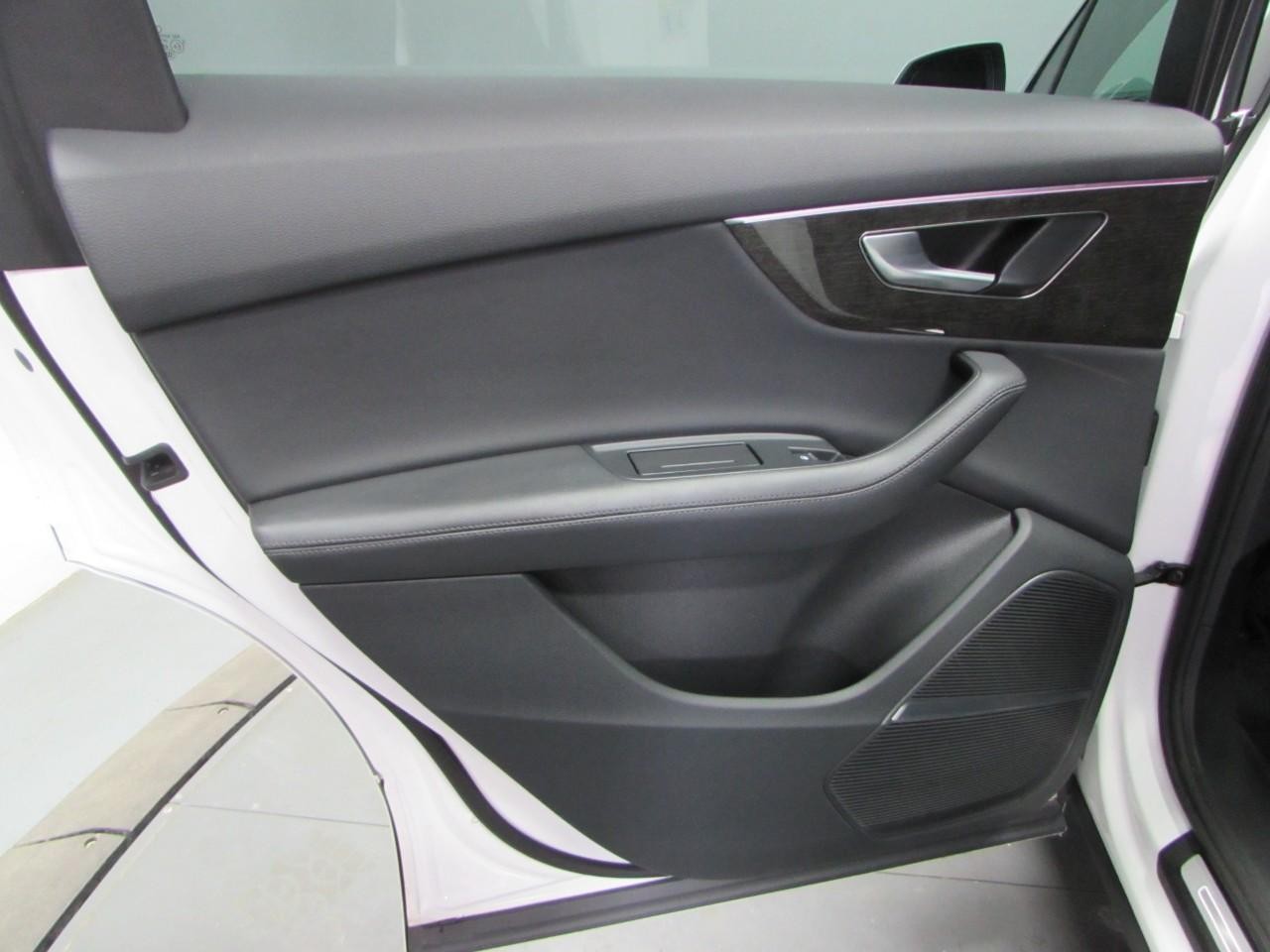 Audi Q7 Vehicle Full-screen Gallery Image 14