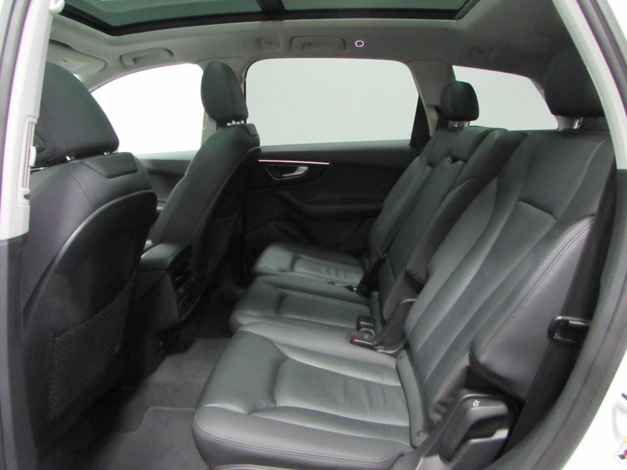 Audi Q7 Vehicle Full-screen Gallery Image 15