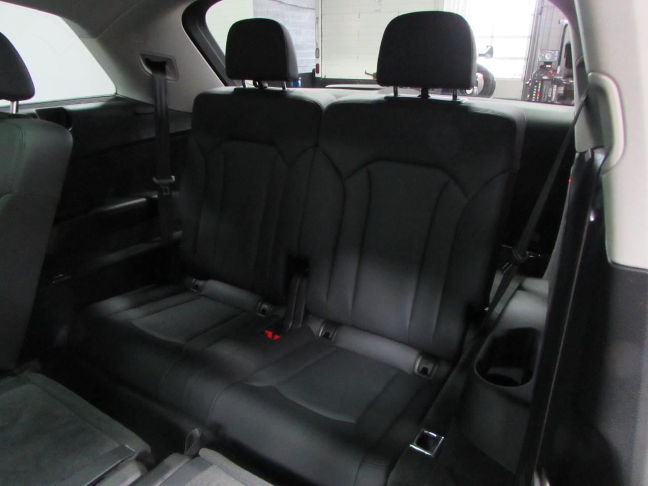 Audi Q7 Vehicle Full-screen Gallery Image 16