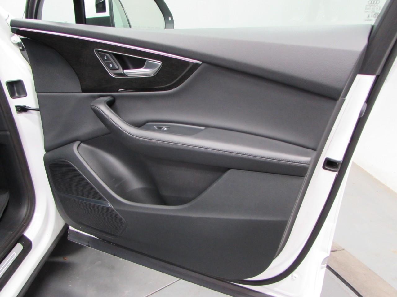 Audi Q7 Vehicle Full-screen Gallery Image 17