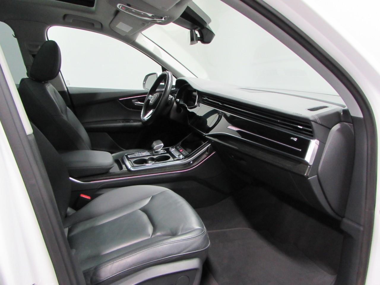 Audi Q7 Vehicle Full-screen Gallery Image 18