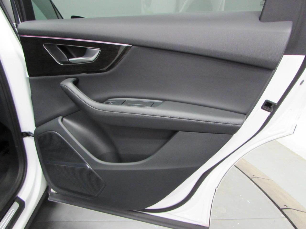 Audi Q7 Vehicle Full-screen Gallery Image 19