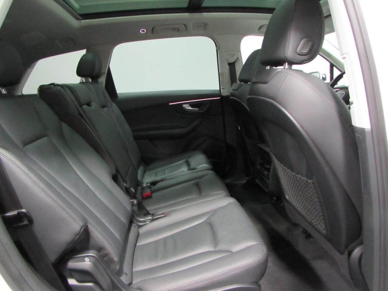 Audi Q7 Vehicle Full-screen Gallery Image 20