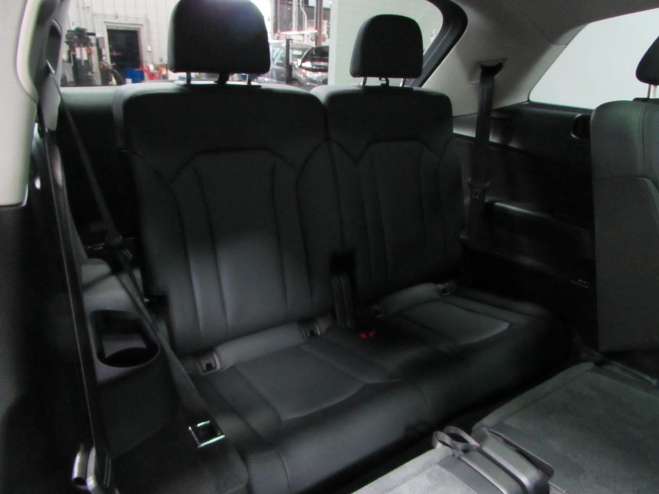 Audi Q7 Vehicle Full-screen Gallery Image 21