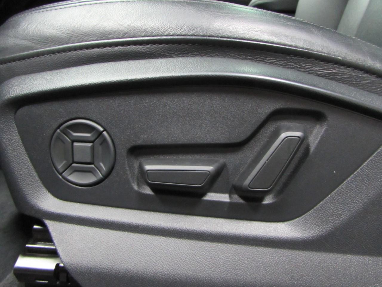 Audi Q7 Vehicle Full-screen Gallery Image 24