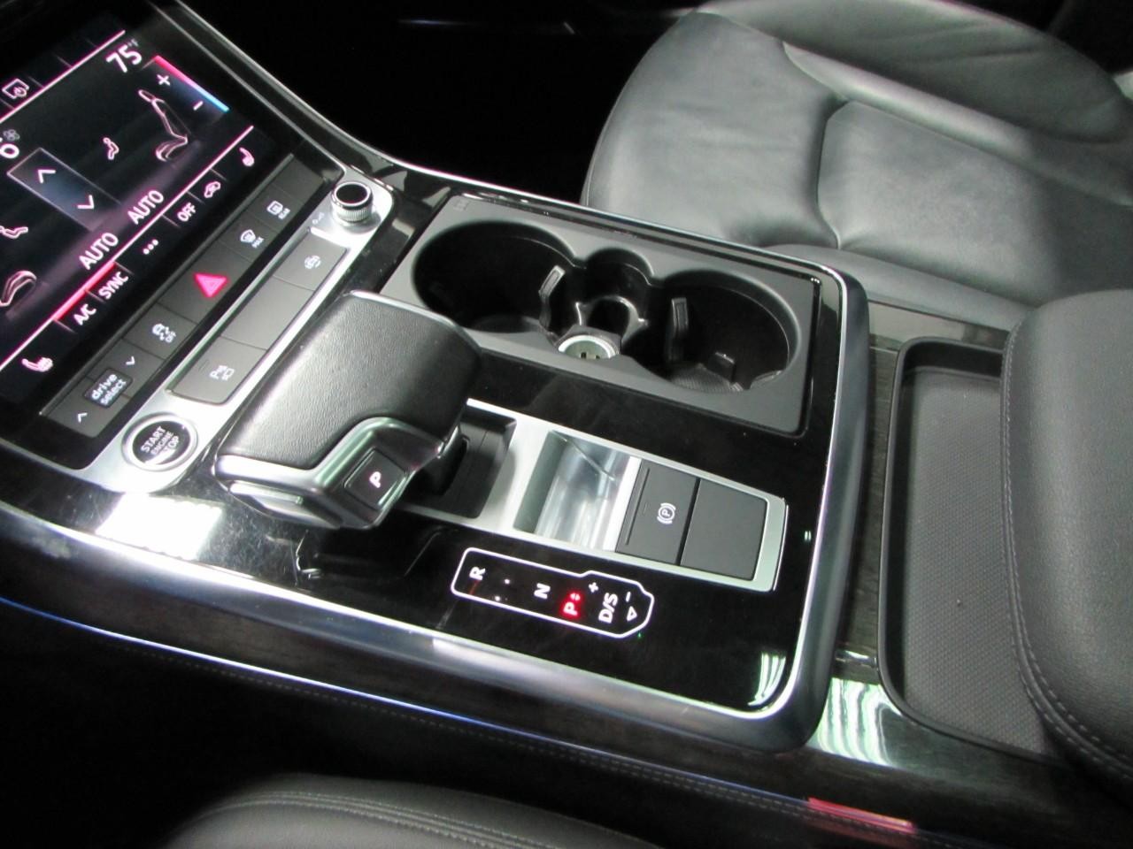 Audi Q7 Vehicle Full-screen Gallery Image 32