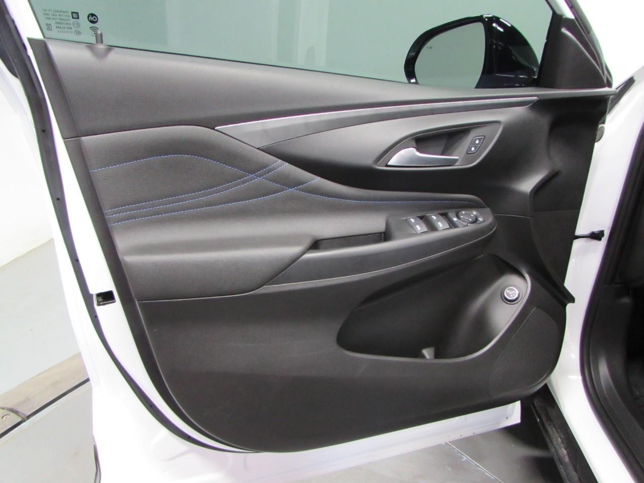 Buick Envista Vehicle Full-screen Gallery Image 12