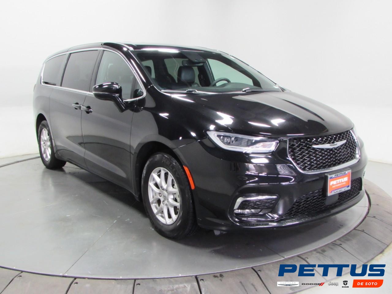 2025 Diamond Black Crystal Pearlcoat Chrysler Pacifica Select