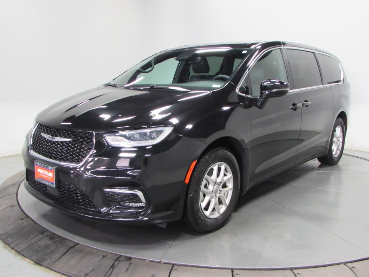 Chrysler Pacifica Vehicle Full-screen Gallery Image 03