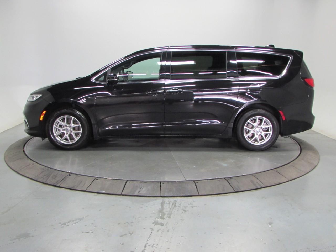 Chrysler Pacifica Vehicle Full-screen Gallery Image 04