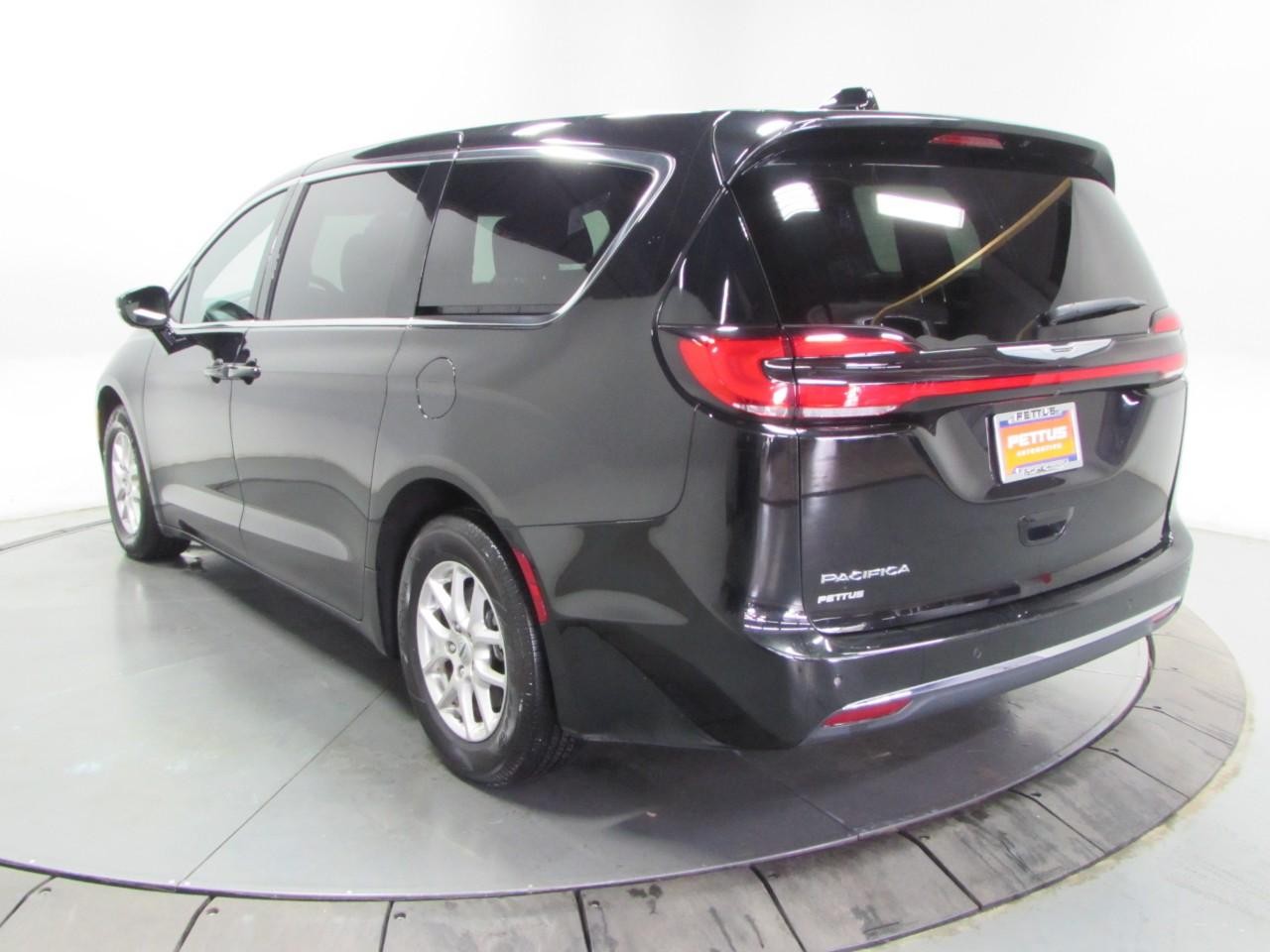 Chrysler Pacifica Vehicle Full-screen Gallery Image 05