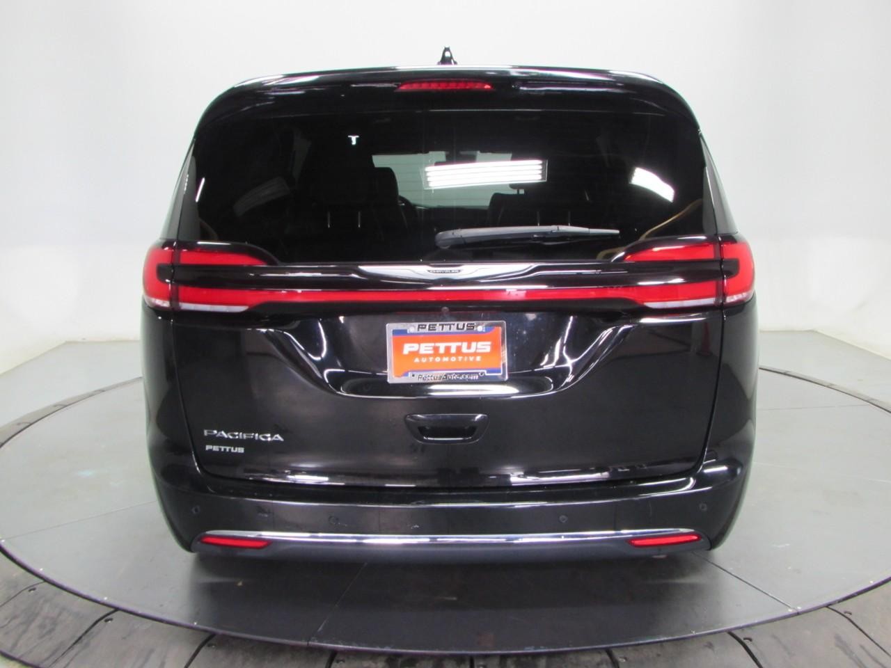 Chrysler Pacifica Vehicle Full-screen Gallery Image 06