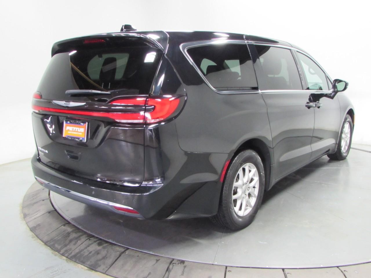 Chrysler Pacifica Vehicle Full-screen Gallery Image 07