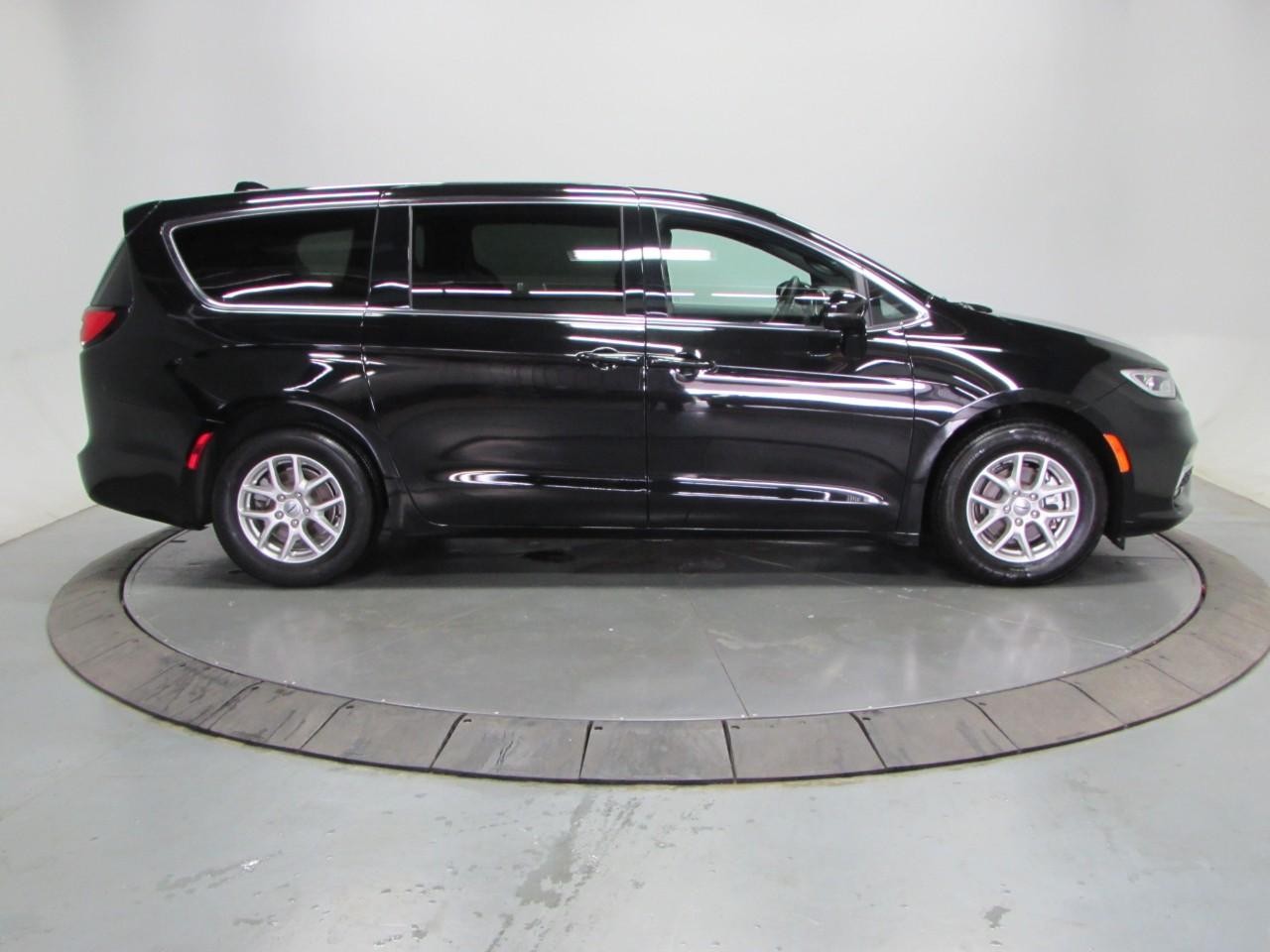 Chrysler Pacifica Vehicle Full-screen Gallery Image 08