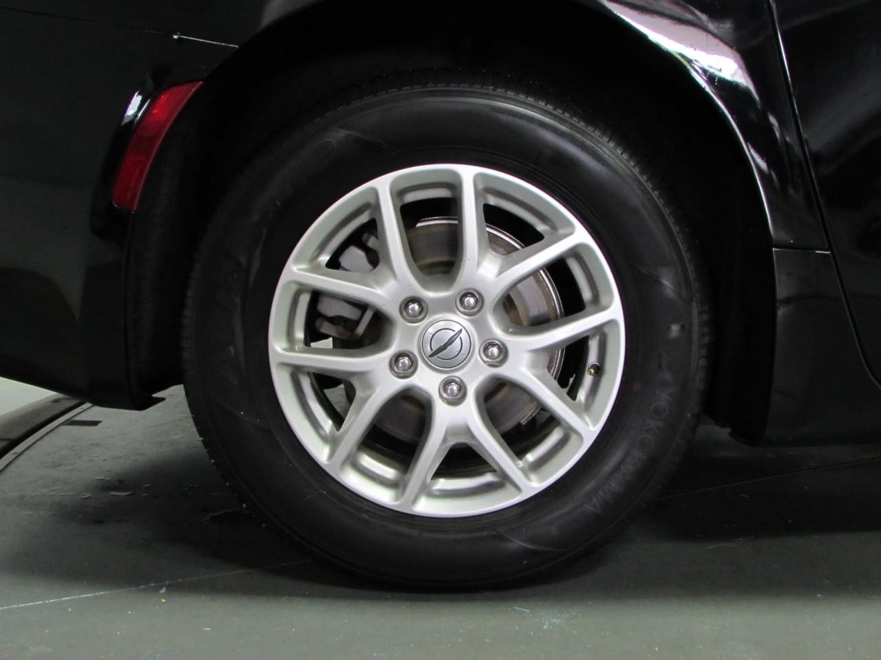 Chrysler Pacifica Vehicle Full-screen Gallery Image 09