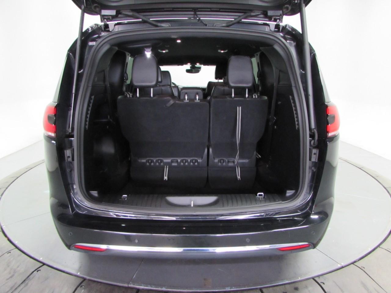 Chrysler Pacifica Vehicle Full-screen Gallery Image 11