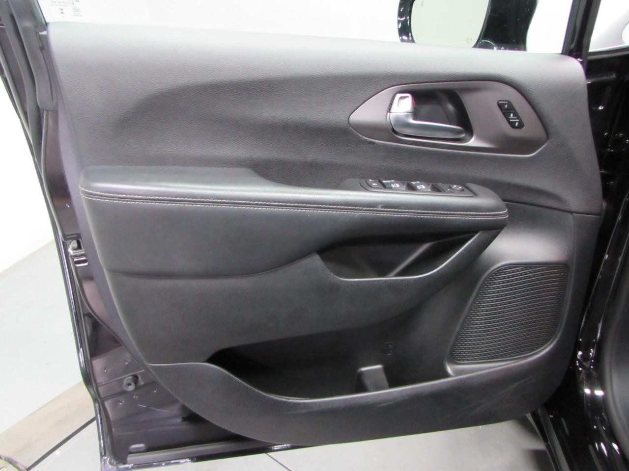 Chrysler Pacifica Vehicle Full-screen Gallery Image 12