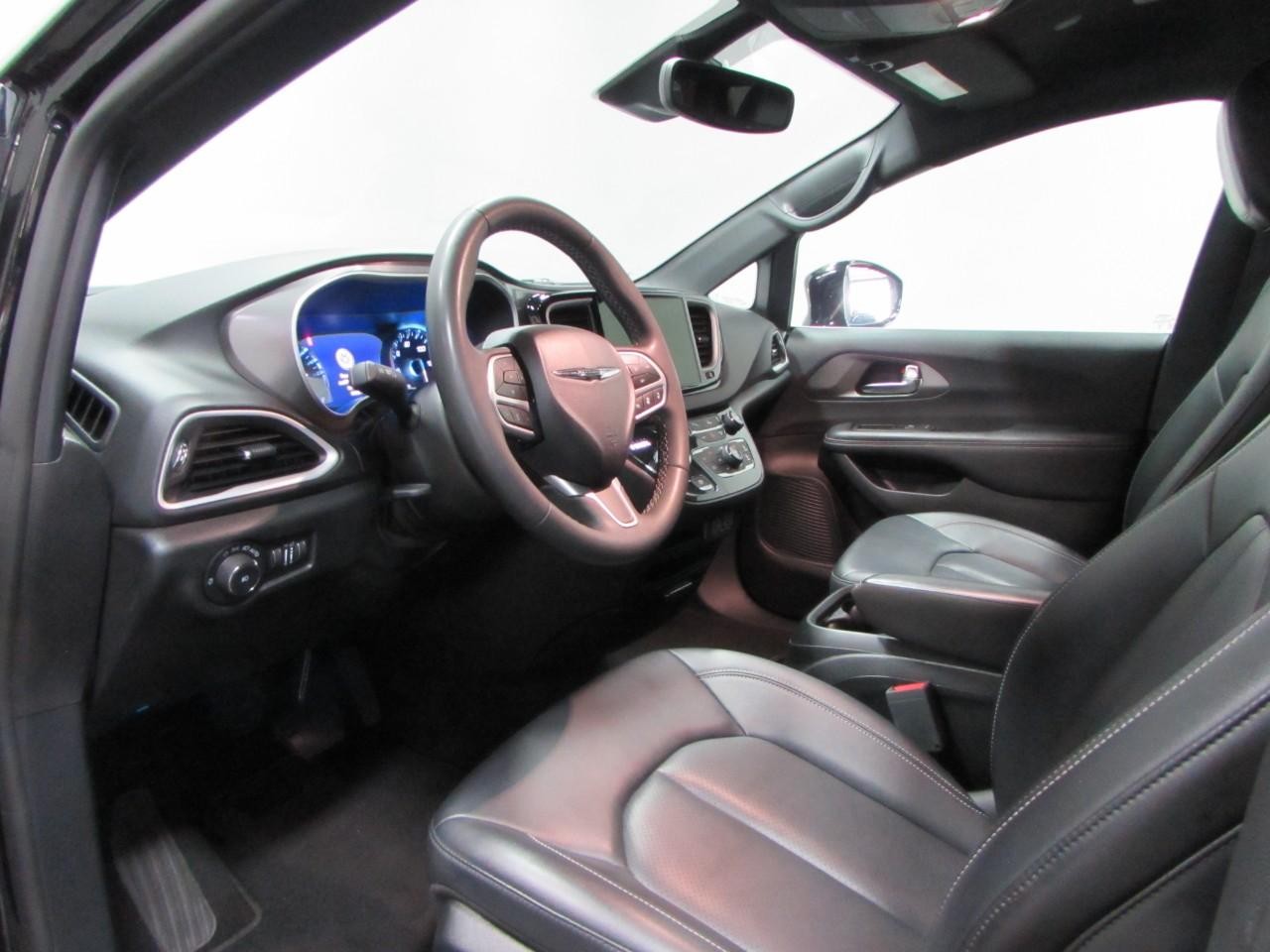 Chrysler Pacifica Vehicle Full-screen Gallery Image 13