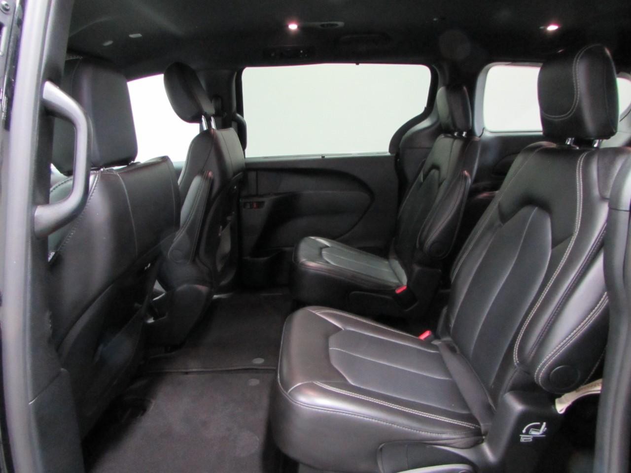 Chrysler Pacifica Vehicle Full-screen Gallery Image 14