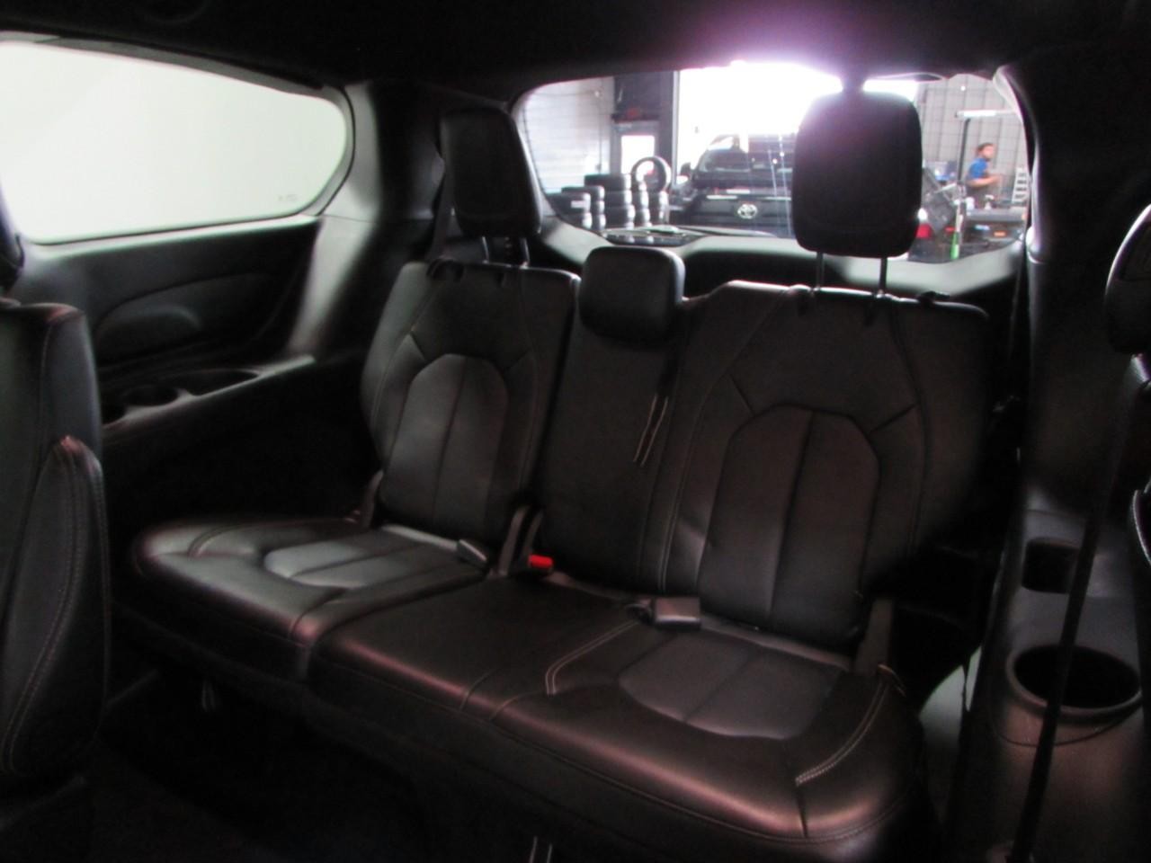 Chrysler Pacifica Vehicle Full-screen Gallery Image 15