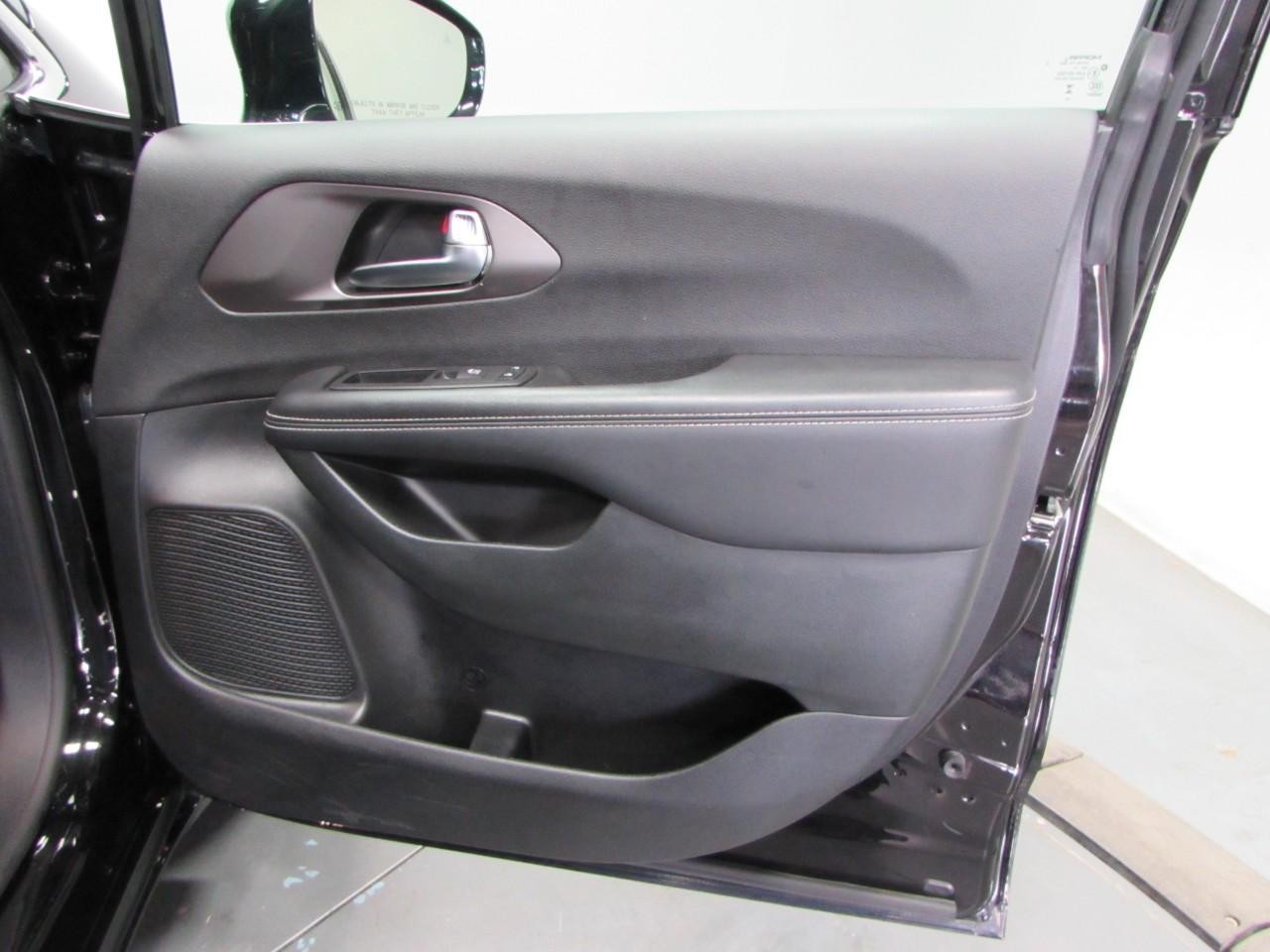 Chrysler Pacifica Vehicle Full-screen Gallery Image 16