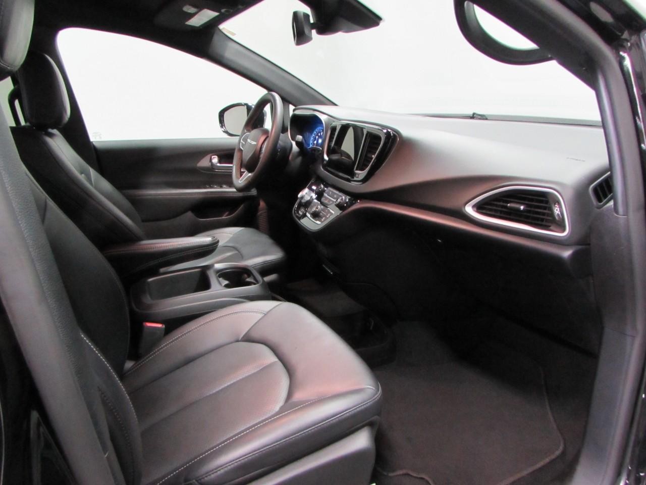 Chrysler Pacifica Vehicle Full-screen Gallery Image 17