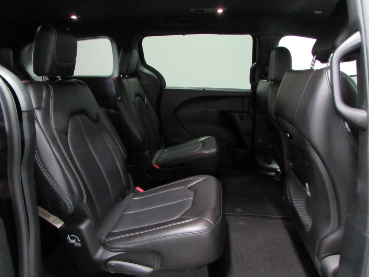 Chrysler Pacifica Vehicle Full-screen Gallery Image 18