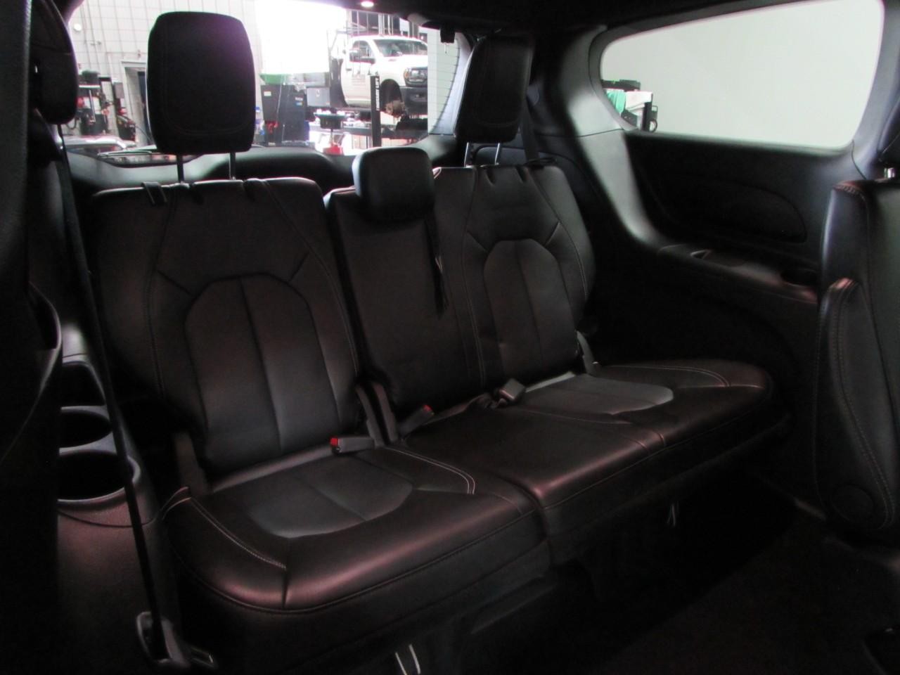 Chrysler Pacifica Vehicle Full-screen Gallery Image 19