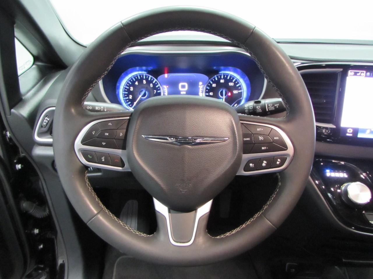 Chrysler Pacifica Vehicle Full-screen Gallery Image 24