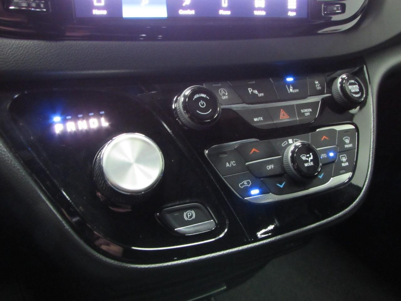 Chrysler Pacifica Vehicle Full-screen Gallery Image 31