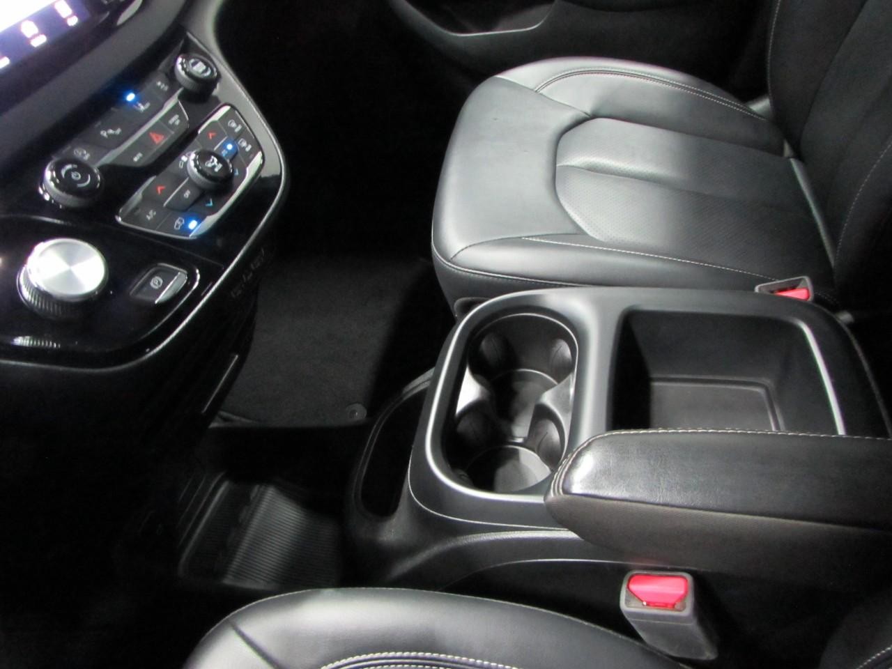 Chrysler Pacifica Vehicle Full-screen Gallery Image 32