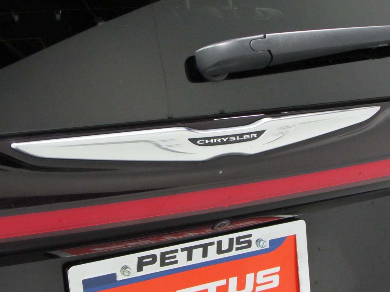 Chrysler Pacifica Vehicle Full-screen Gallery Image 34