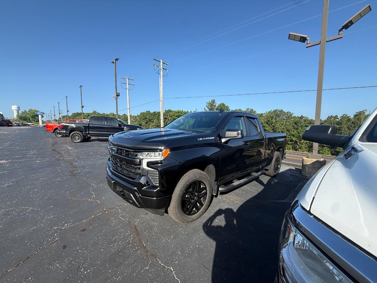 Chevrolet Silverado 1500 Vehicle Full-screen Gallery Image 02
