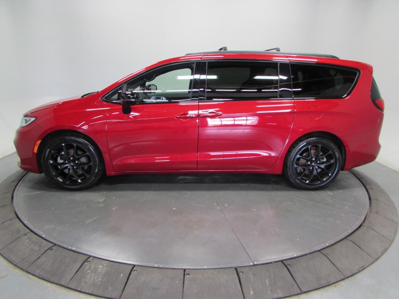 Chrysler Pacifica Vehicle Full-screen Gallery Image 04