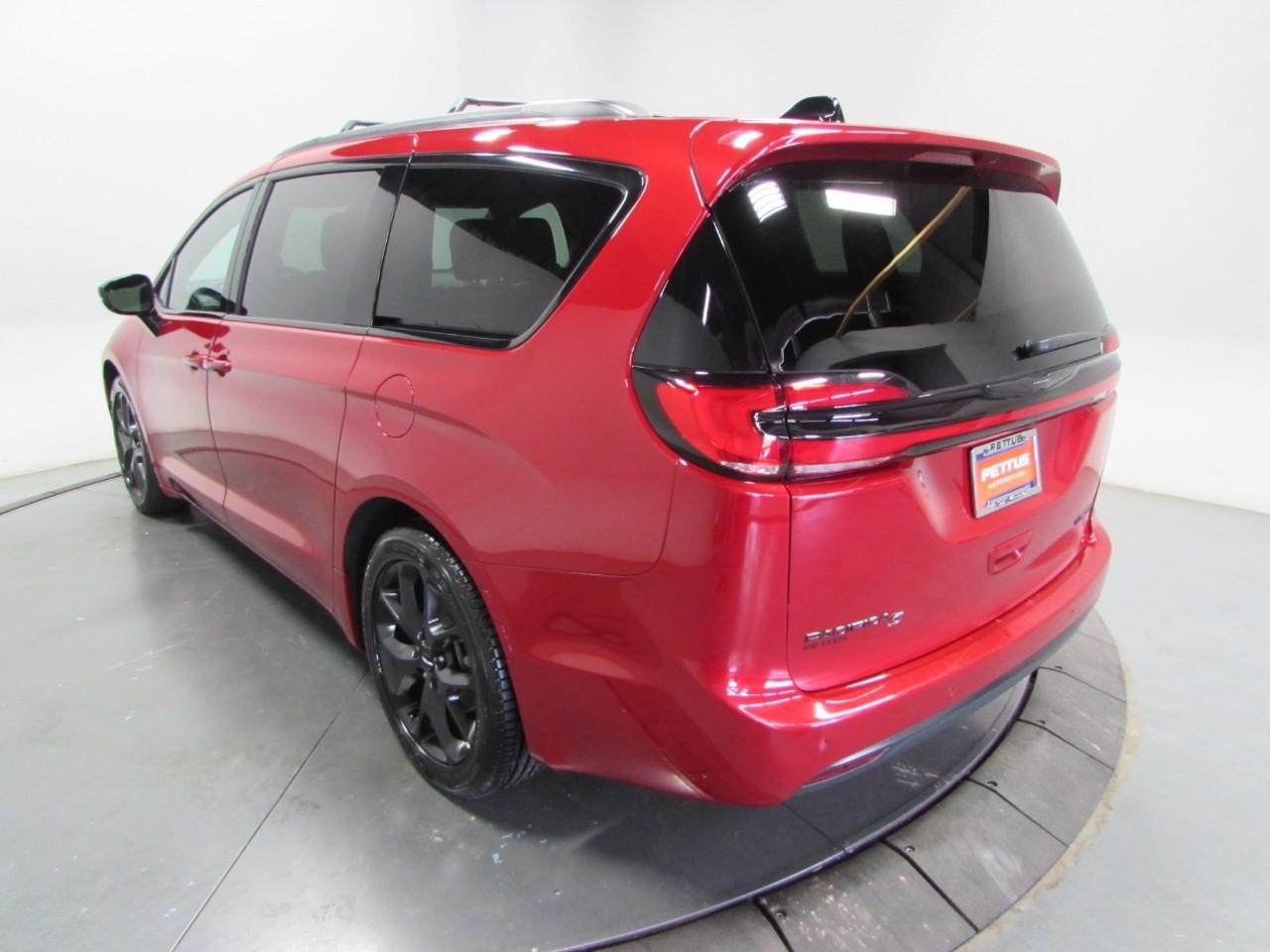 Chrysler Pacifica Vehicle Full-screen Gallery Image 05
