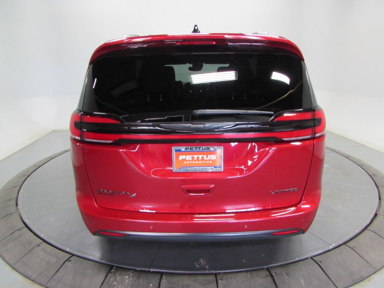 Chrysler Pacifica Vehicle Full-screen Gallery Image 06