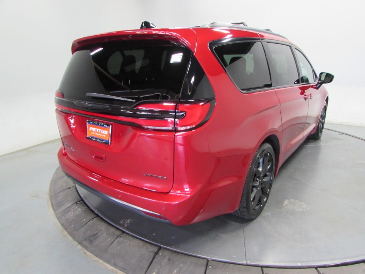 Chrysler Pacifica Vehicle Full-screen Gallery Image 07