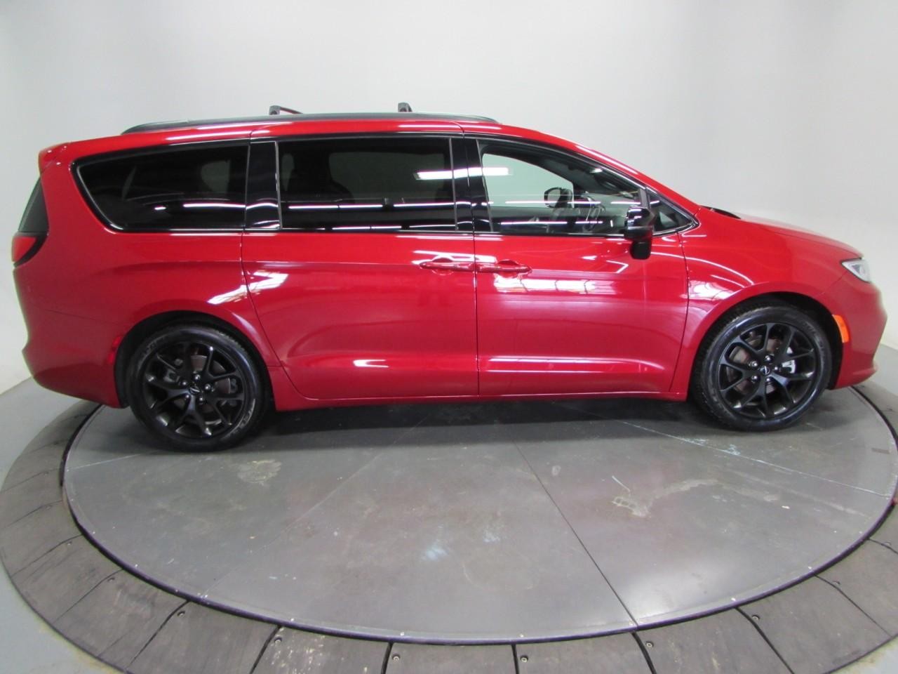 Chrysler Pacifica Vehicle Full-screen Gallery Image 08