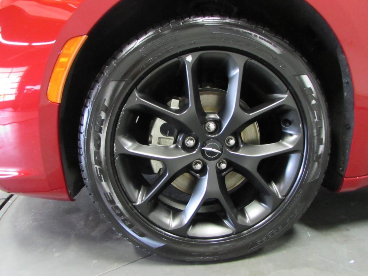 Chrysler Pacifica Vehicle Full-screen Gallery Image 09