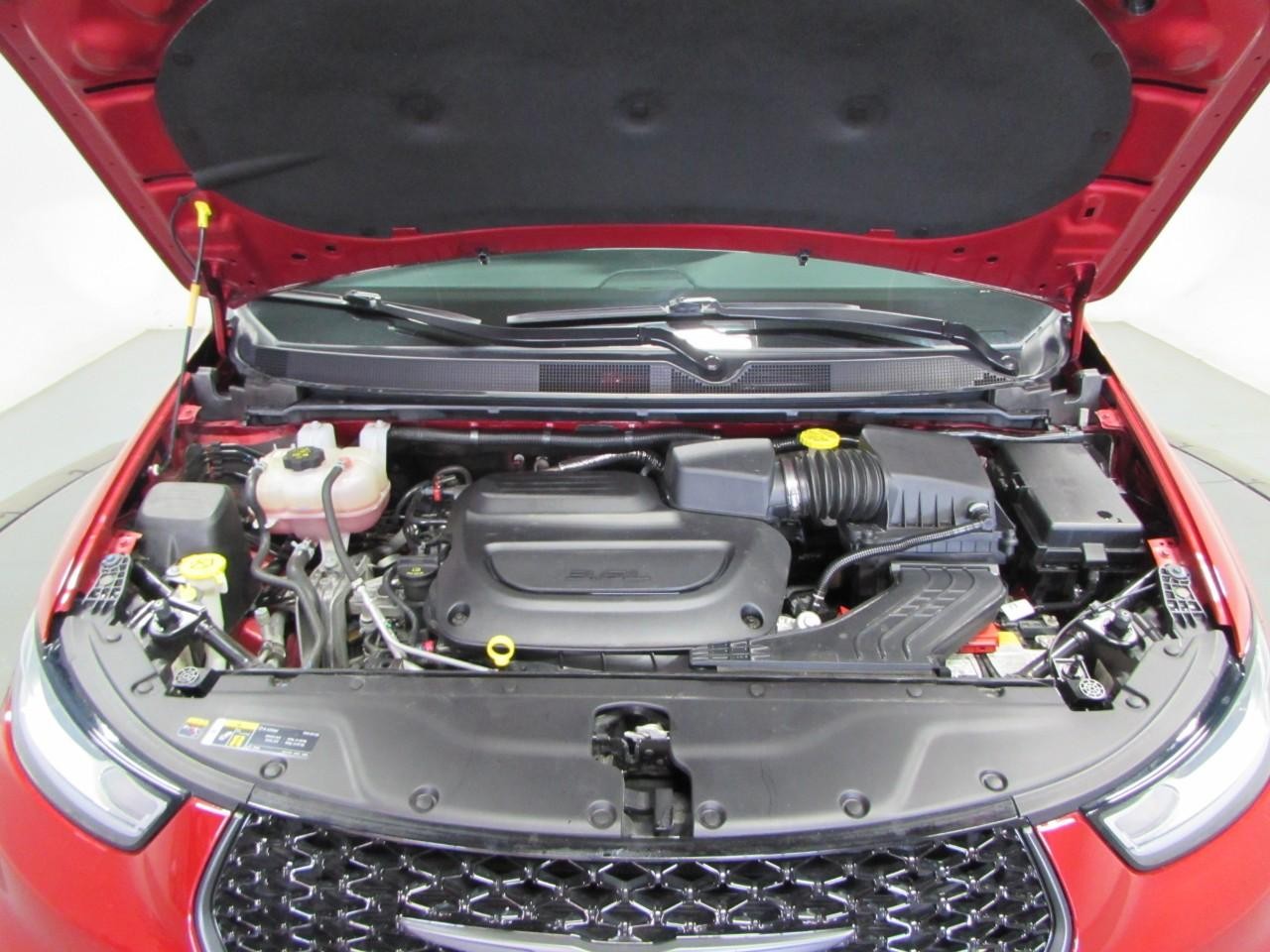 Chrysler Pacifica Vehicle Full-screen Gallery Image 10