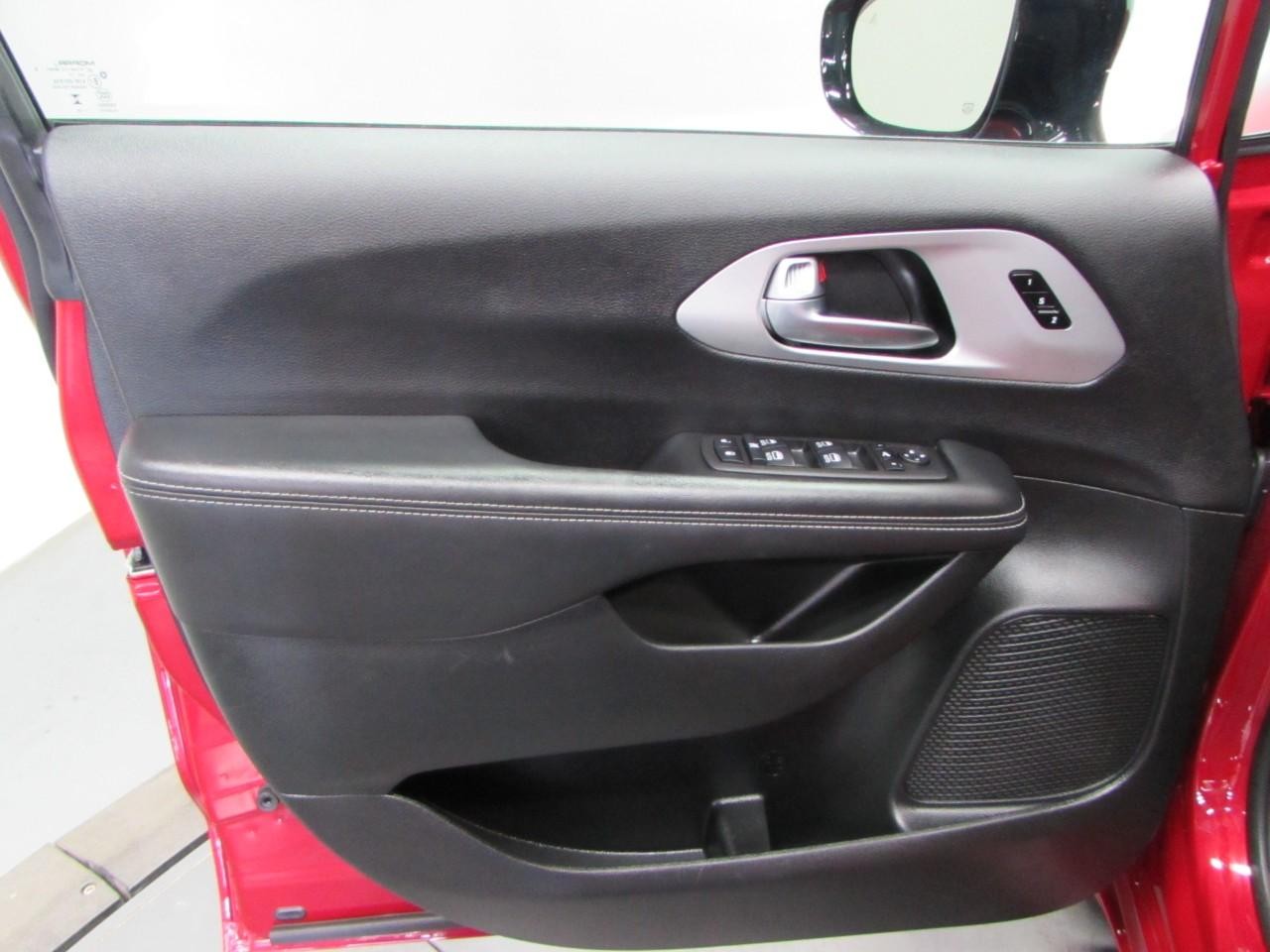 Chrysler Pacifica Vehicle Full-screen Gallery Image 11